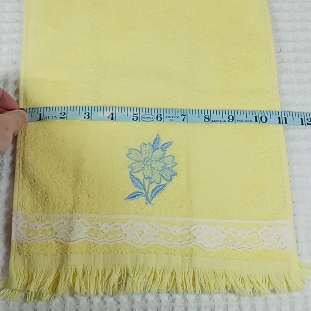 Vintage Unbranded Yellow Fingertip Towels w/Blue Flower & Lace Details